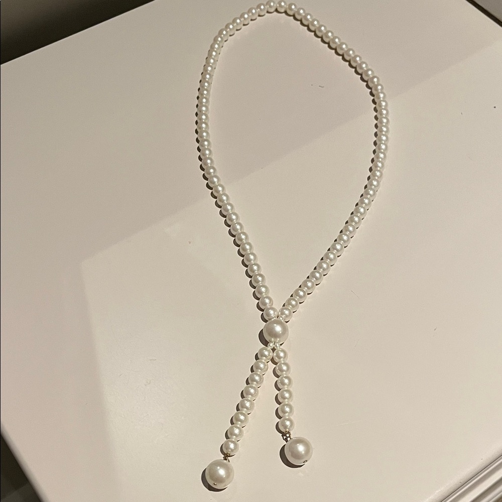Elegant Pearl Necklace. Cute. Fashionable.